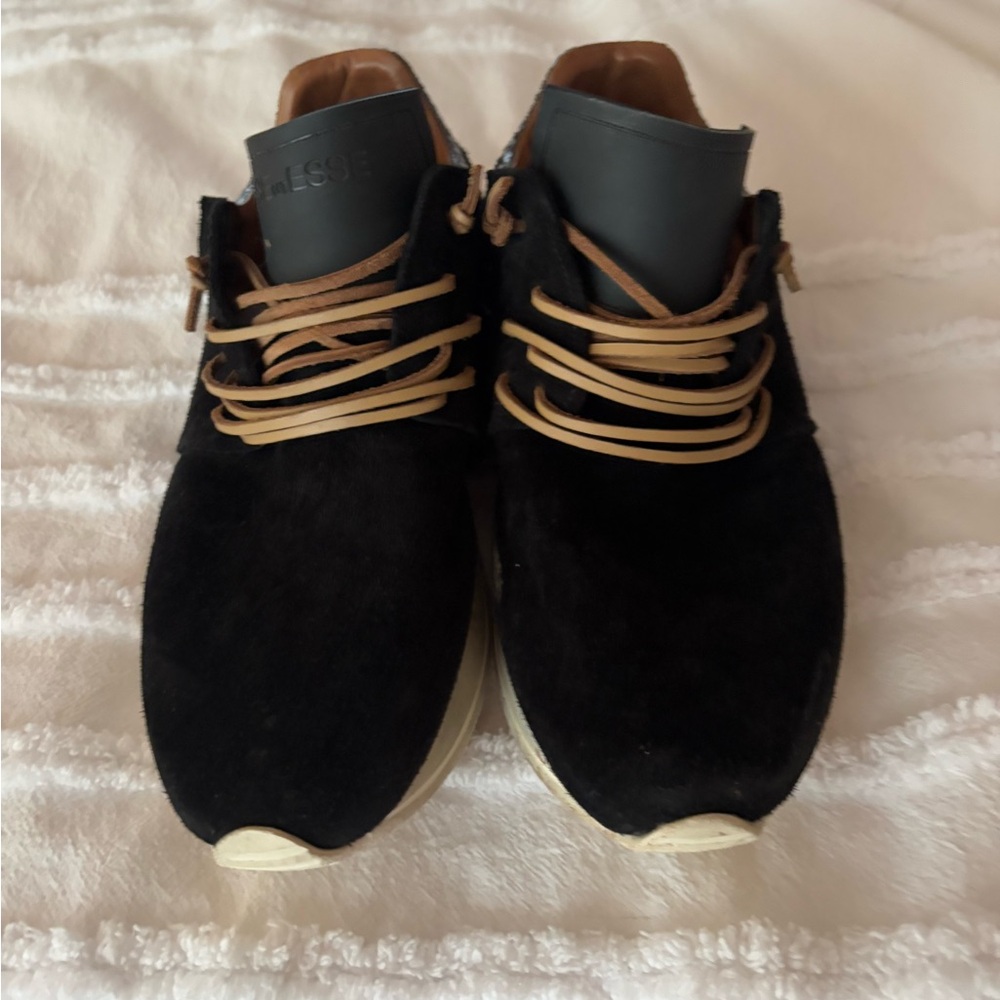 Women’s Black Esseutesse